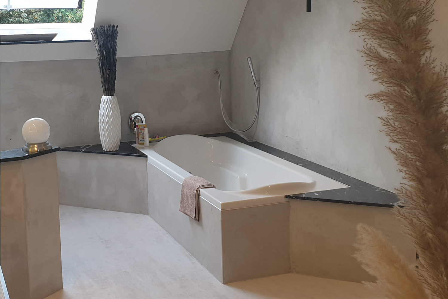 Fertiggestellter, moderner Innenausbau in einem Neubau durch Arete