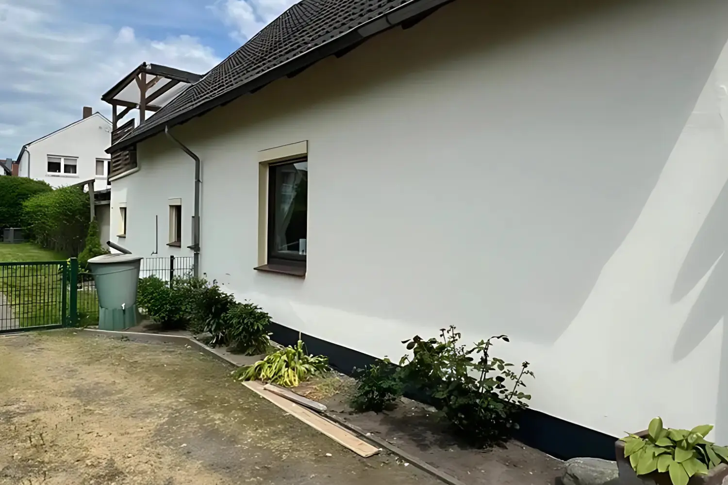 Saubere, neu verputzte Fassade nach der Sanierung