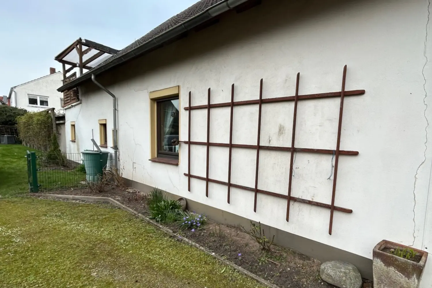 Rissige, verwitterte Fassade vor der Sanierung
