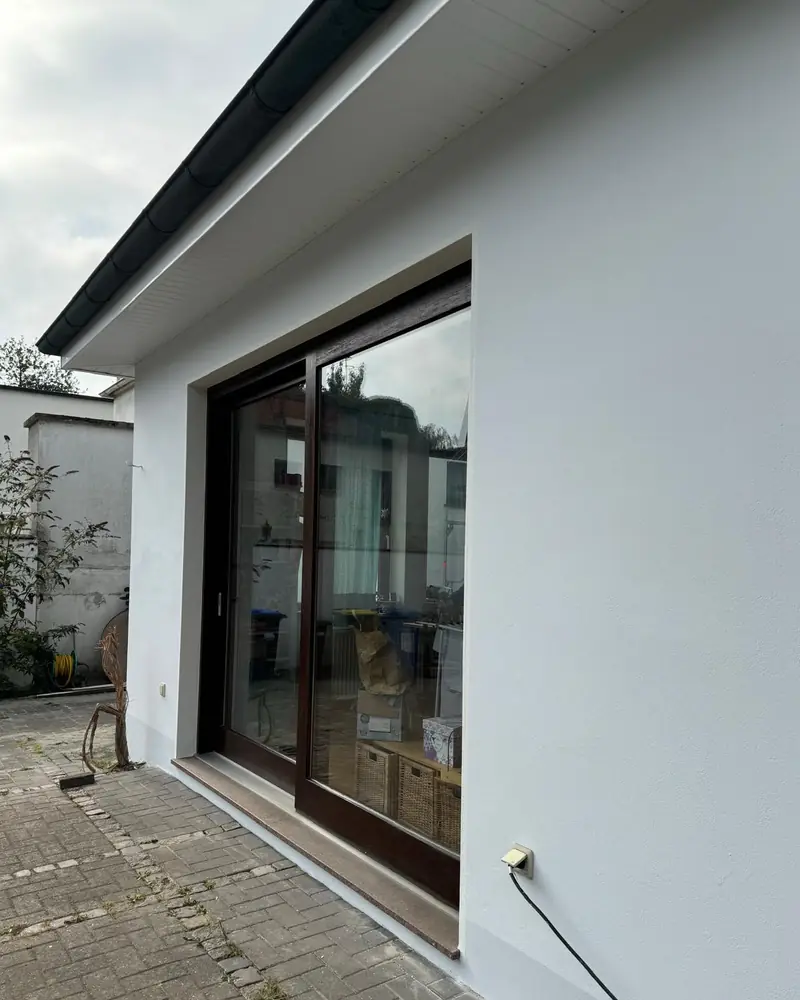 Fertig gestrichener Anbau mit großer Glastür