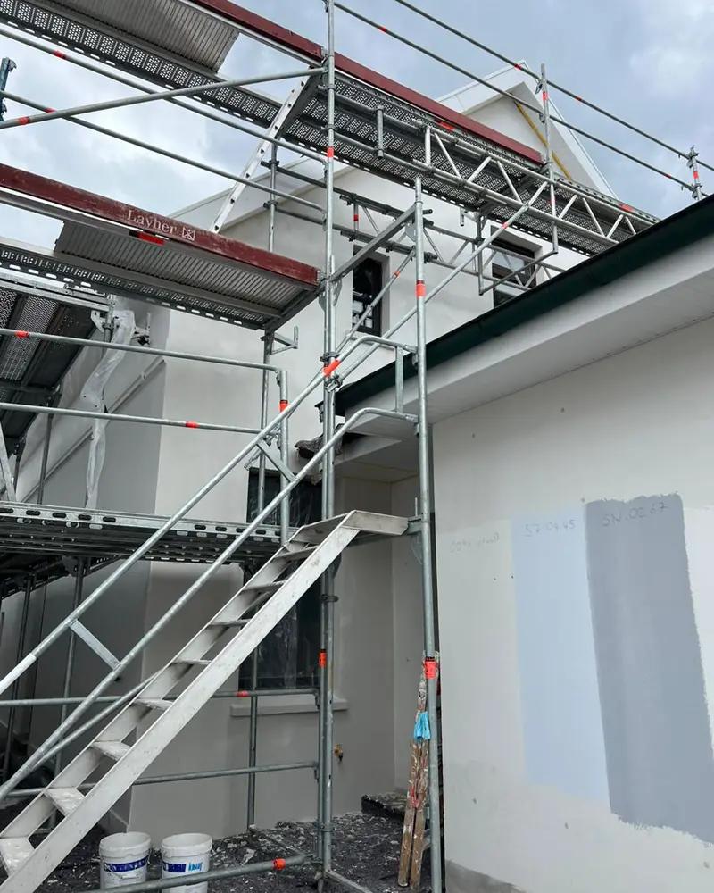 Farbmuster auf der Fassade zur Abstimmung des Farbtons
