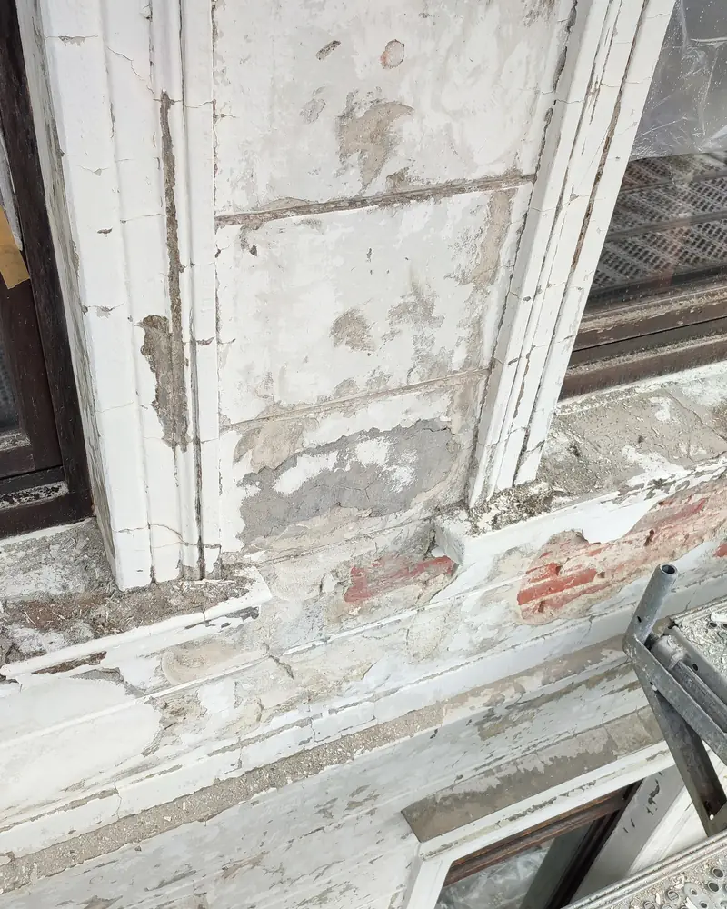 Fensterfaschen und Profile mit abblätterndem Altanstrich und Schäden