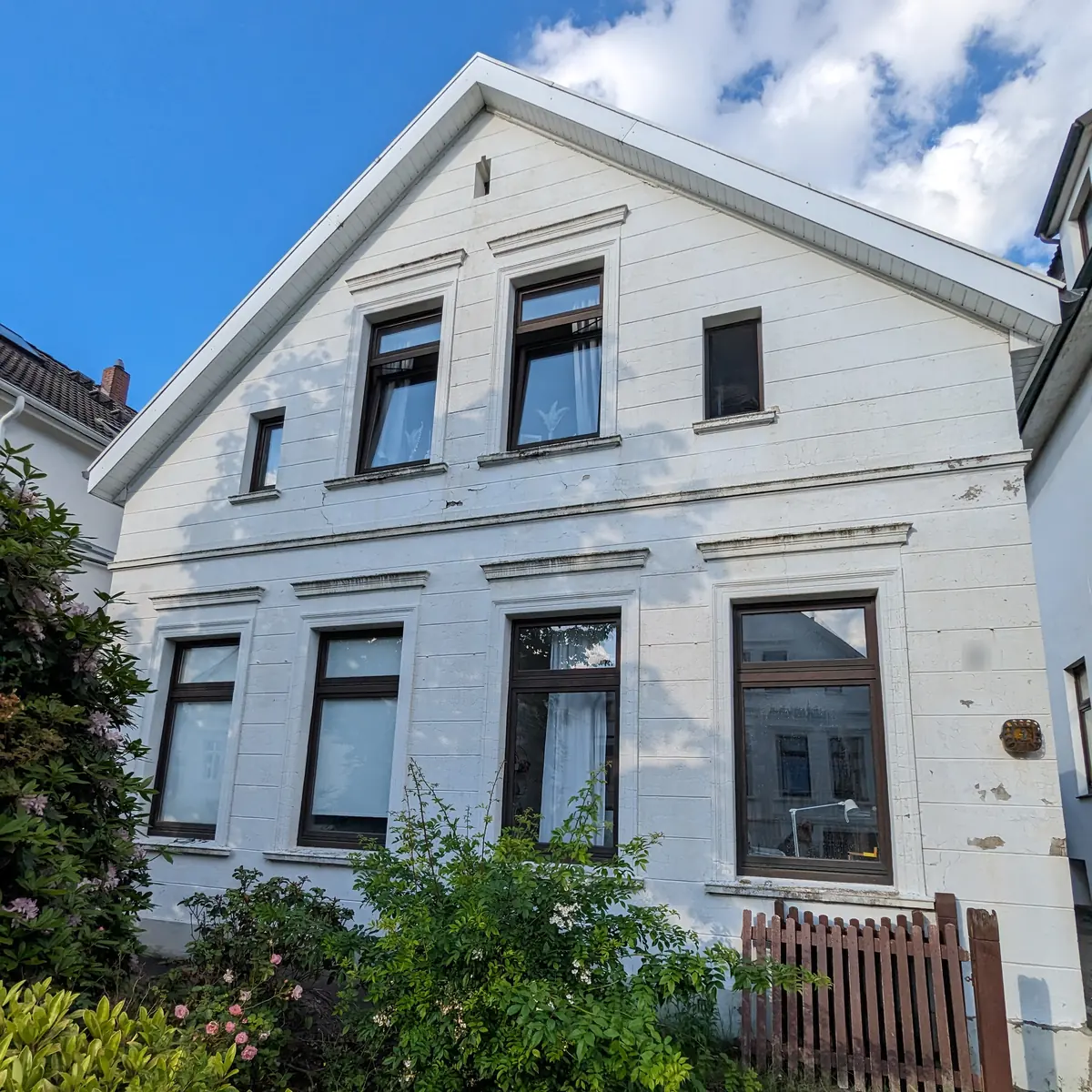 Altbau in Oldenburg vor der Fassadensanierung, Mai 2024